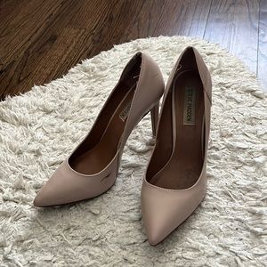 Steve Madden Nude Pumps - The shoe you need in your closet!
